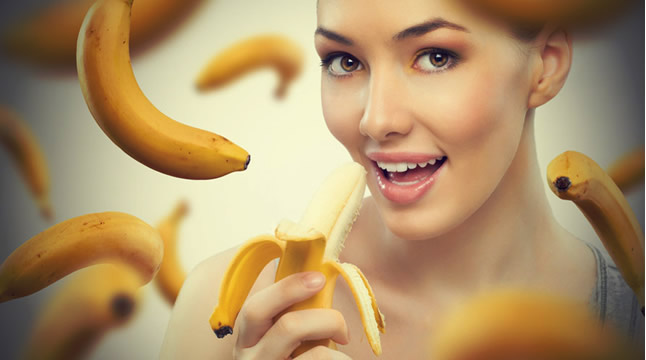 žena jede banane