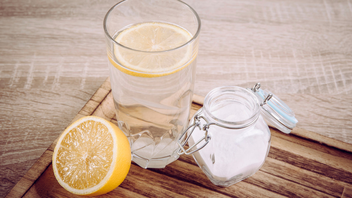 Лимон вода корица сода. Стакан воды с лимоном и содой. Сода стакан лимон. Вода с лимоном при изжоге. Сода и лимонный сок.